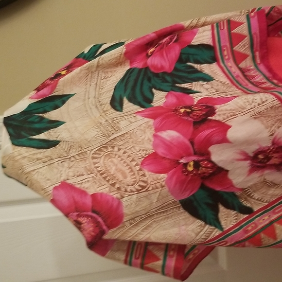 Beautiful silk Oscar De La Renta Studio Scarf - Picture 4 of 8